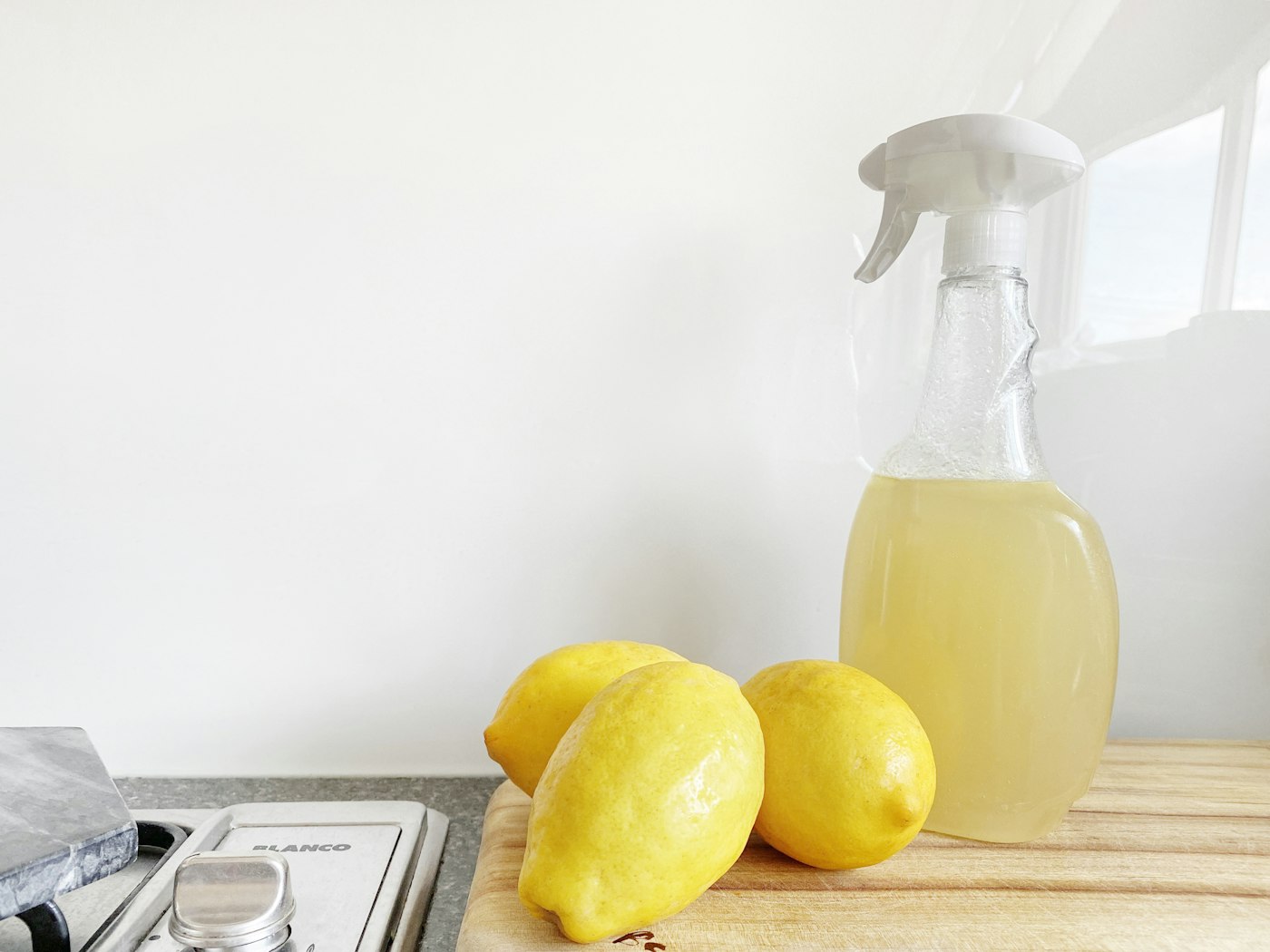 Limão ao lado de um frasco de vidro, ingredientes de limpeza natural