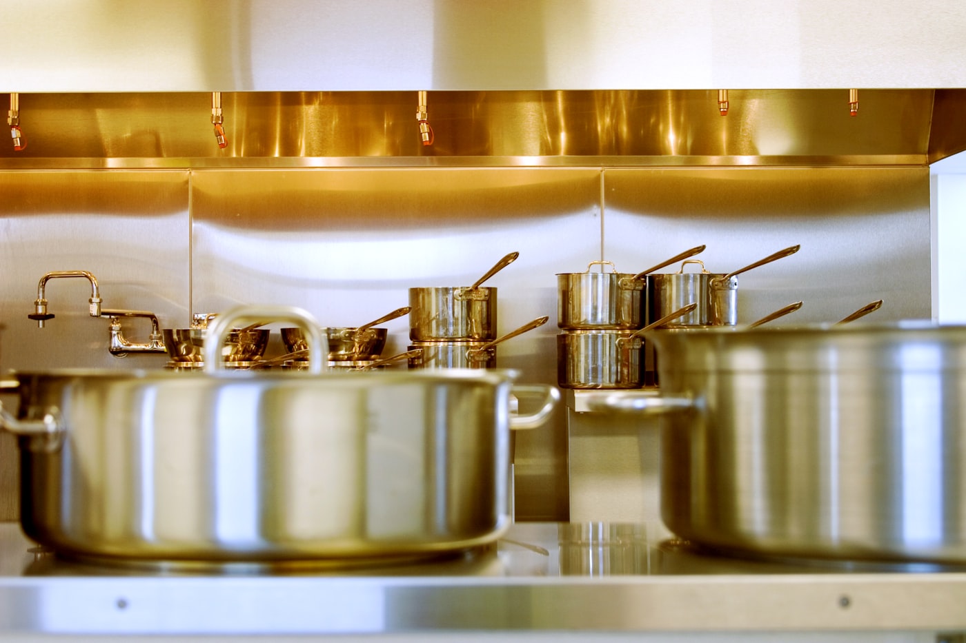 Jogo de panelas de aço inox numa cozinha